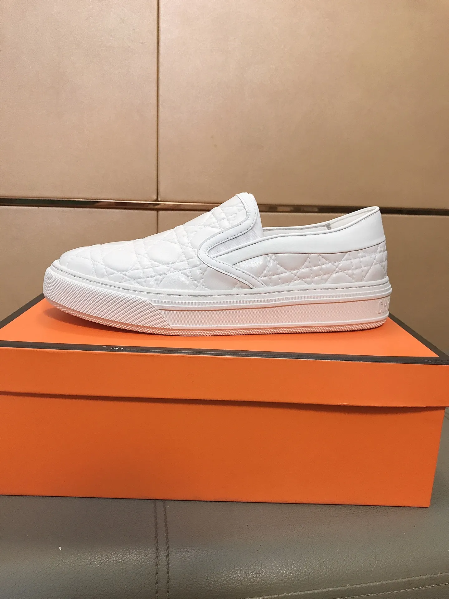 Factory price 400 🔥🔥 (Dior) new men's casual sports shoes 👣 Full of charm, luxury style gentleman's shoes Upper: Made of embossed cowhide imported from Italy, breathable leather lining. Brand wear-resistant soles; with classic logo💋The whole pair of shoes is fashionable and casual without losing high-end style🎈🎈Size: 39-44 (45.46 can be customized)